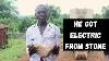 Le Garçon Qui Génère De L'électricité à Partir De Pierres Au Nigéria